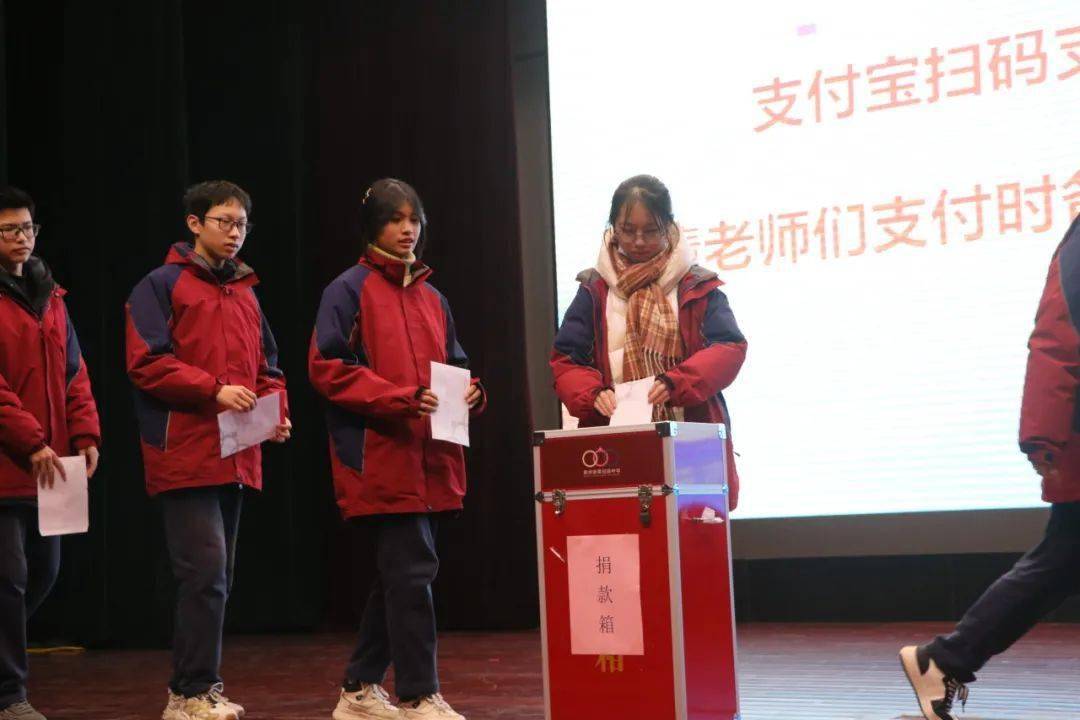 同学们还进行了捐书活动,为远在新疆的结对学校乌什三中献上爱心.