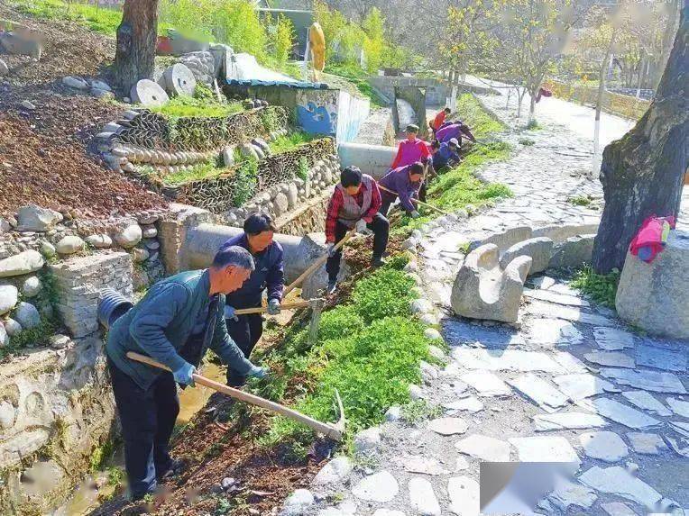 地面一尘不染,客厅的水晶吊灯晶莹剔透,博古架摆放有序,和城里的洋房