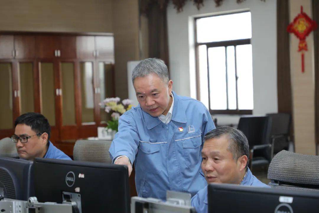 全国人大代表,金陵石油化工有限责任公司党委书记,执行董事张春生,在