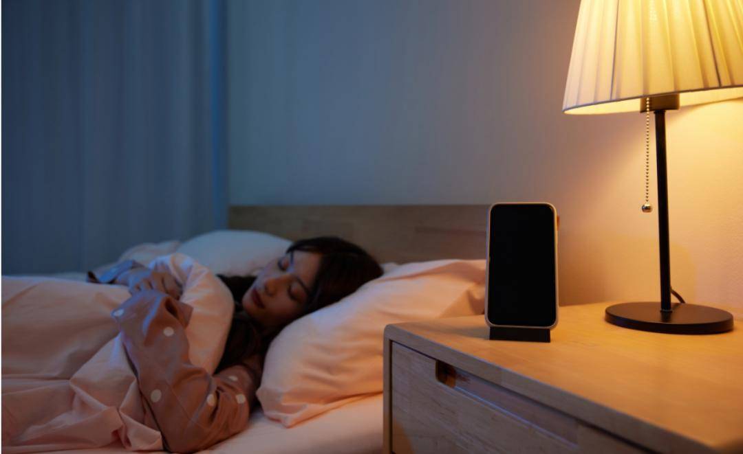 是不是在床头放了这些!多做这几件事情,让你睡个好觉._睡眠_影响_人们
