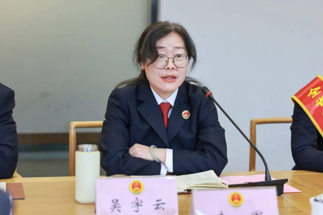 向全省冠军李晓燕献花