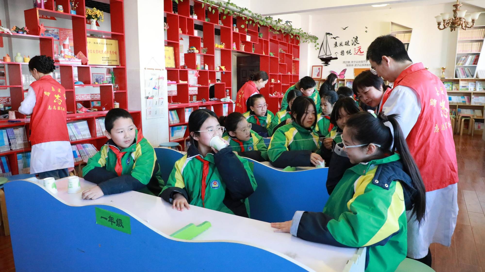 学生在医务人员指导下制作传声筒(雷雪姣 摄)学生利用传声筒进行互动