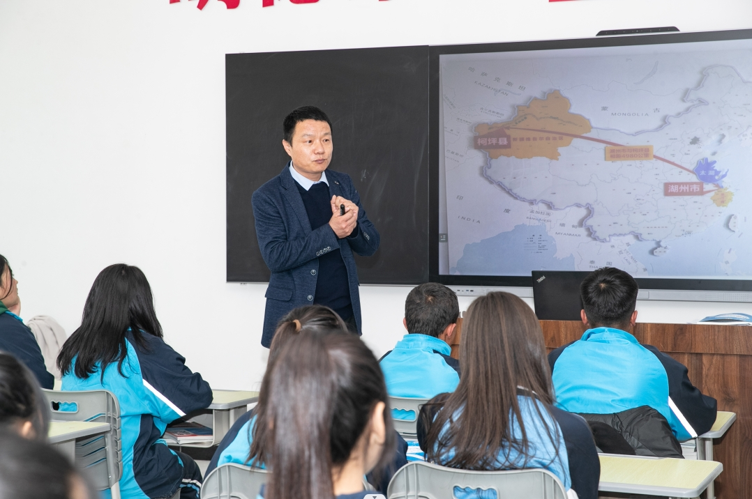 湖州援疆教师的"开学第一课"_柯坪_两地_郑重