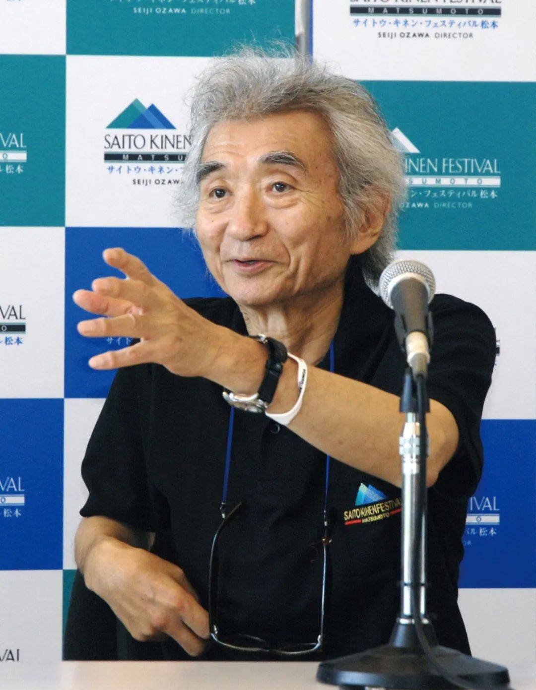 而暂别舞台的日本指挥家小泽征尔(74岁)当天在长野县松本市召开记者会