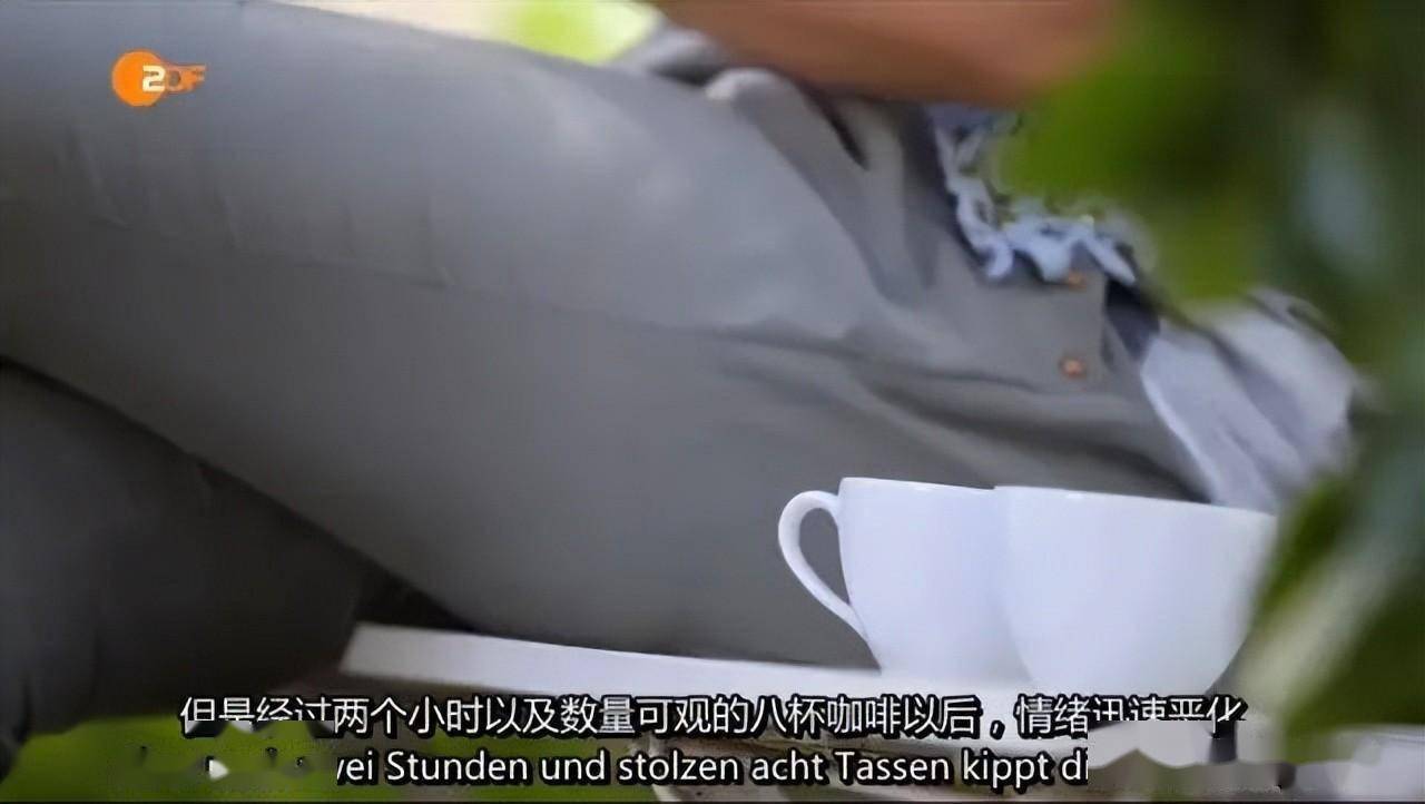 当妹子们喝完第8杯咖啡后,由于摄入了过多的咖啡因,开始出现手抖,心跳