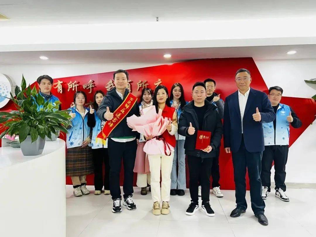 行党委副书记温洪亮参加了仪式,并来到了我行"舒炜帮帮忙"普法工作室