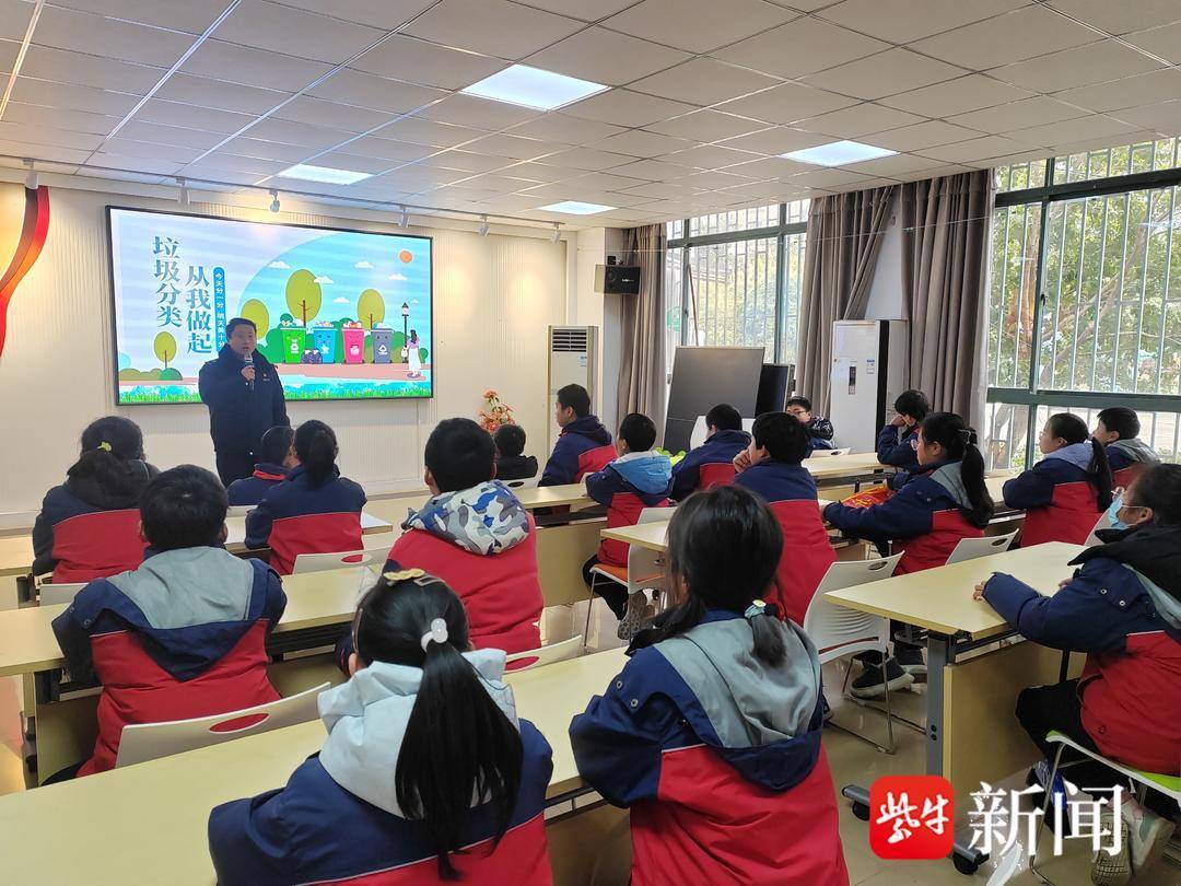 一社区联合街道综合执法局,城管中队在沁园小学五星校区开展"美好生活