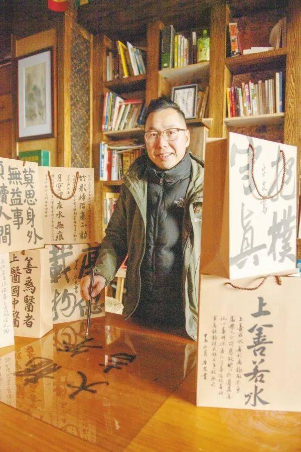 风雨中走来,你一身晴朗——致敬平凡的奋斗者_陈艳辉_老人_老年