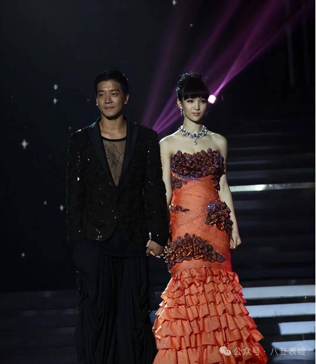 而在拍摄《无心法师》时,网传金晨和男主韩东君因戏生情,擦出爱情的