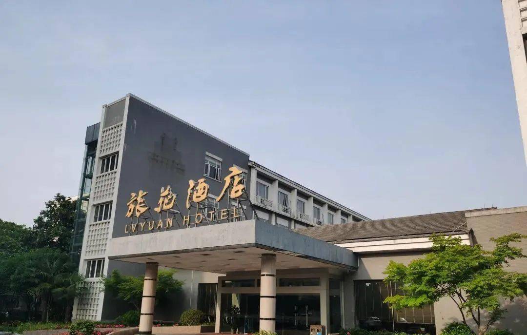 位置交通便捷,学院的杭州地铁19号线耕文路站可直达杭州萧山国际机场