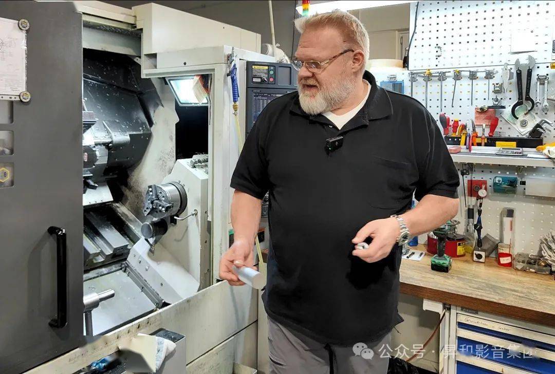 轴承的含油黄铜内套胚料,工人通过机器将内套压进前面制造的铝制外套