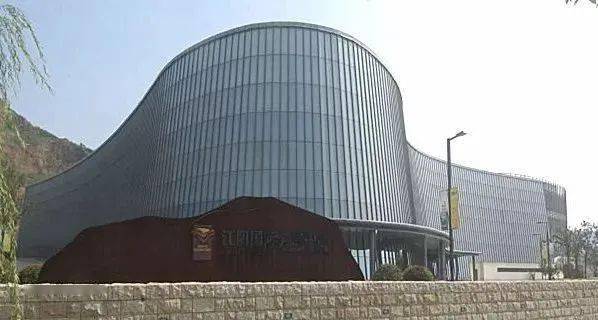 (江阴国际会展中心)江阴国际会展中心占地120亩,是一座先进的智能化