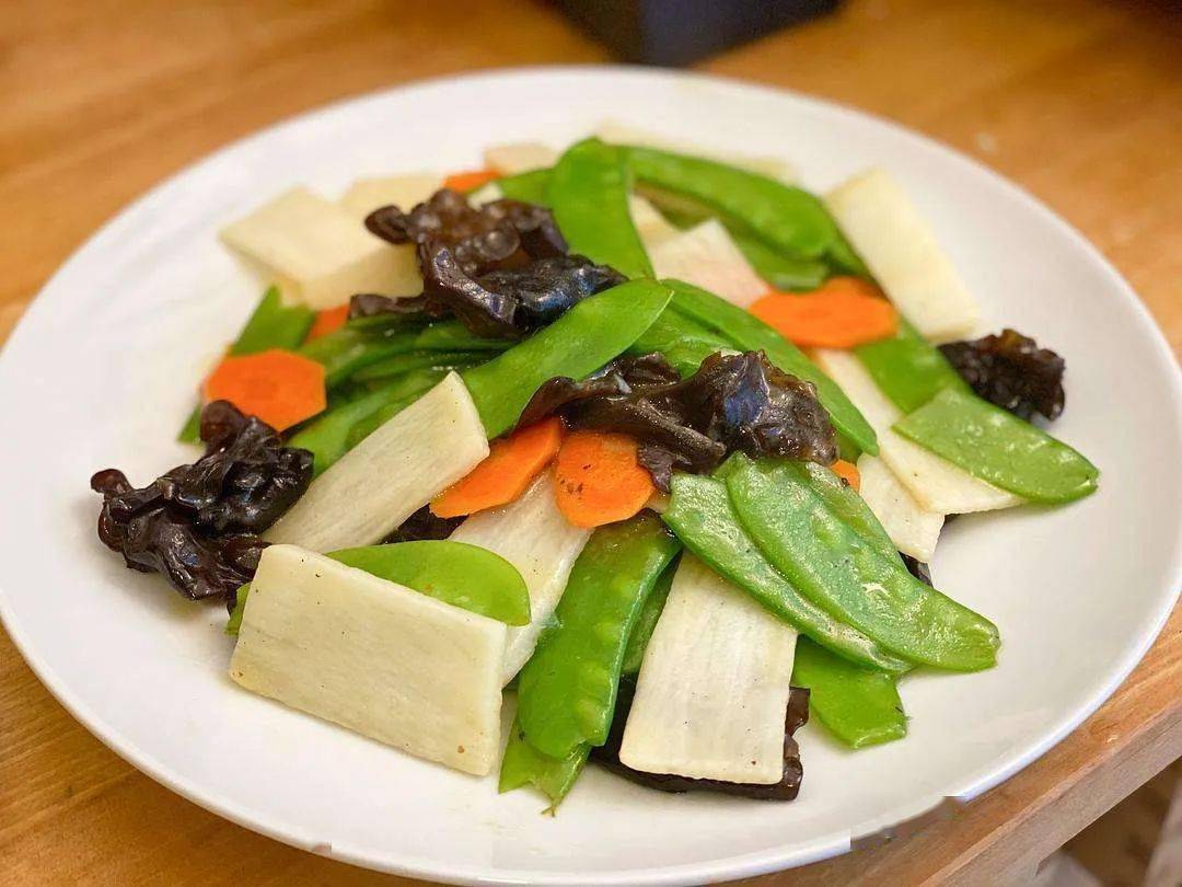 牛肉松卷,掉渣饼,玉米方糕,各式面点,肉丝榨菜,蒜蓉蒿子秆加餐:牛奶