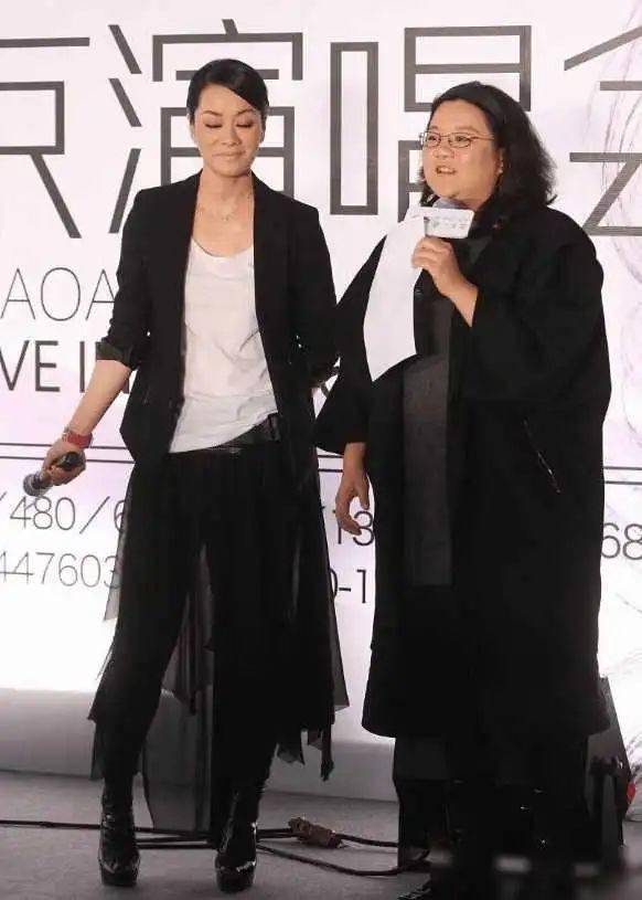 洪晃穿大牌衣服晒照,虽然修图了也不再素颜,仍与时尚不沾边,但大气从