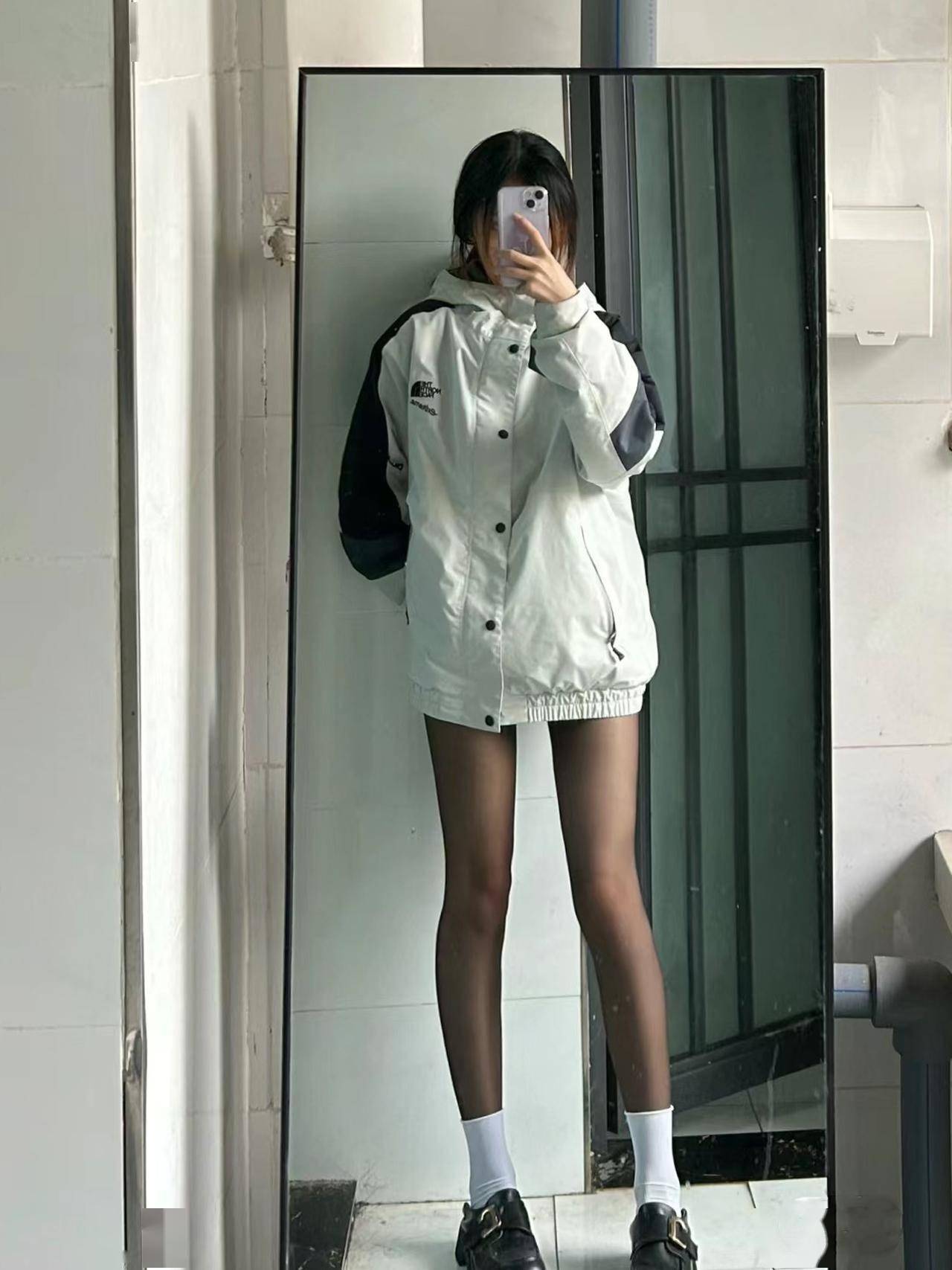 春天穿冲锋衣,究竟该配"无痕裤"还是"丝袜"?