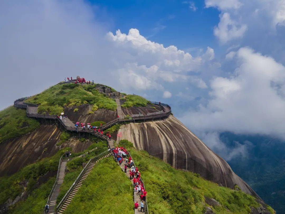 金铙山原名大历山,又名太弋山,海拔1858米,素有秀起东南第一巅之