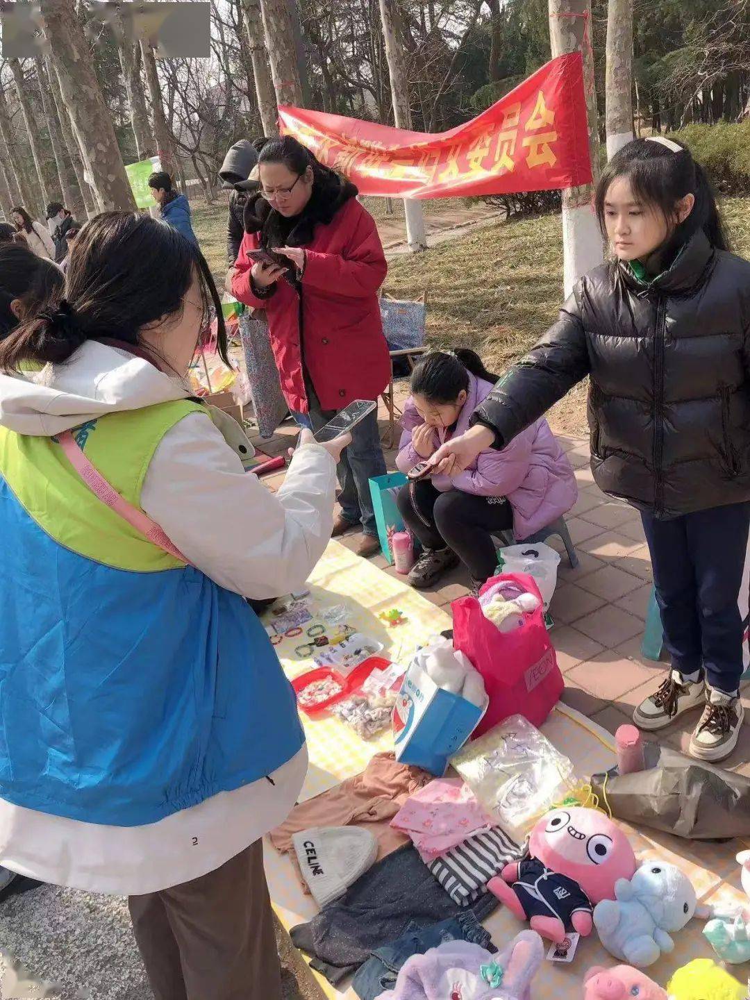 学雷锋 爱心义卖传温情