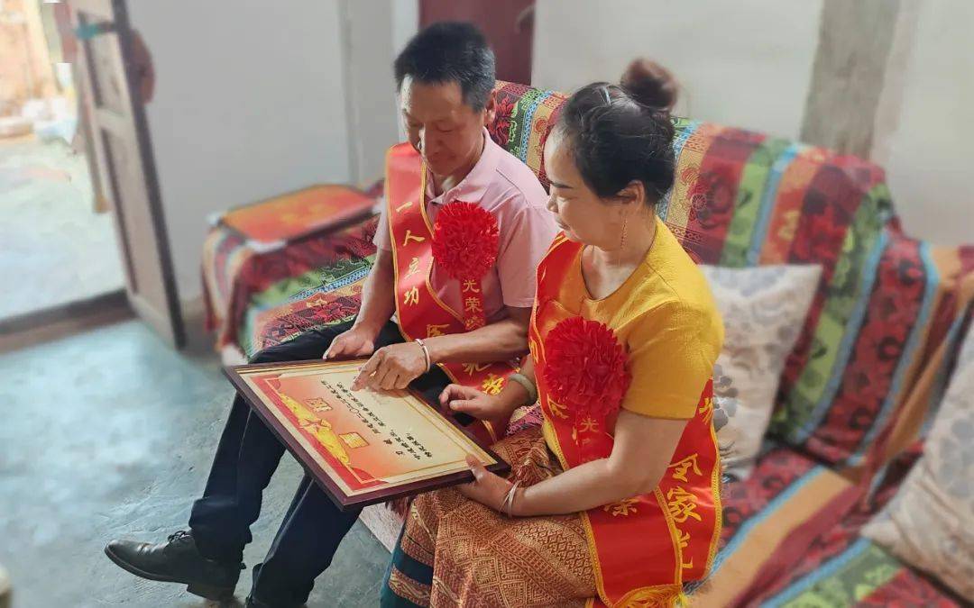 登门送喜家属光荣又暖心