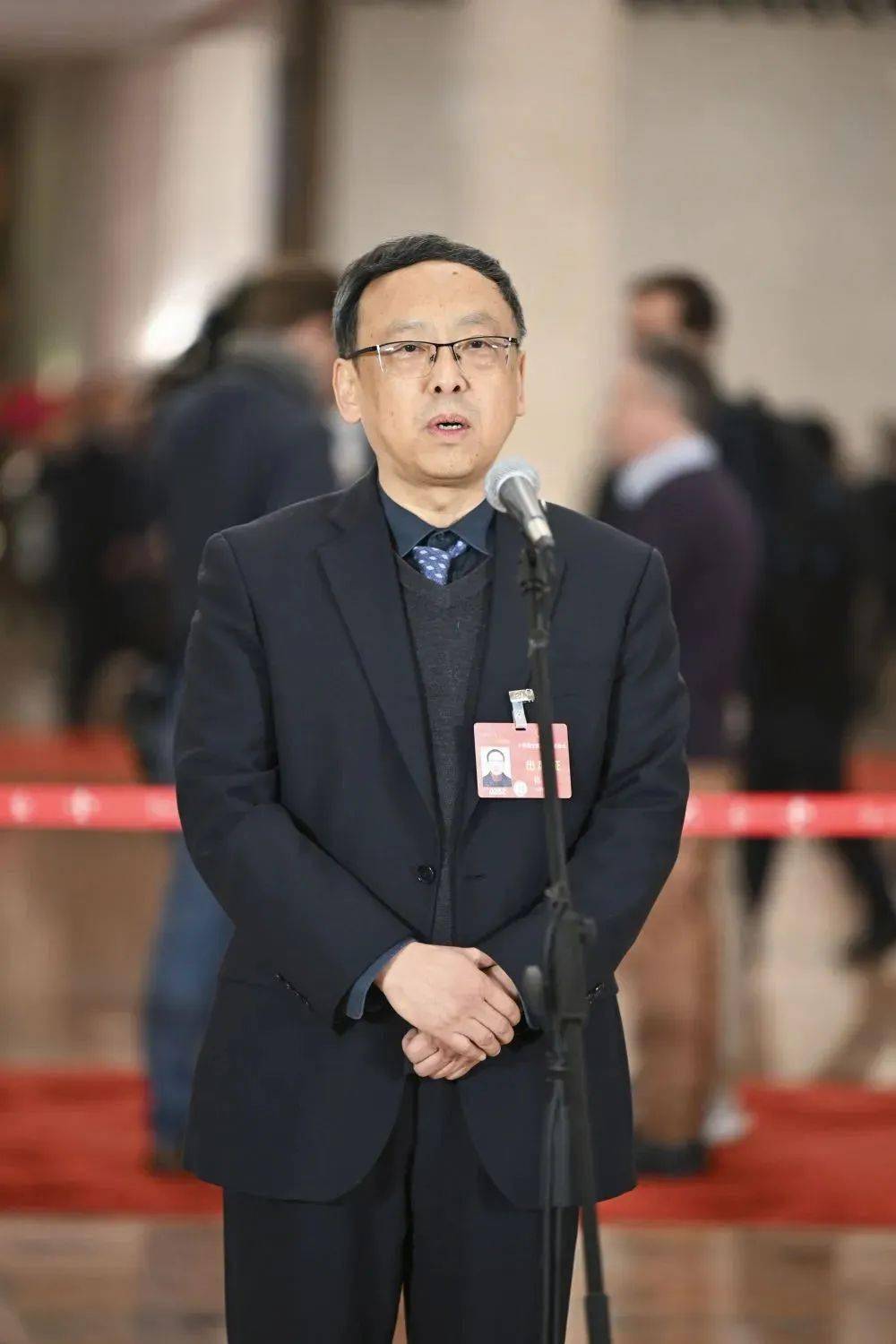 这是全国人大代表刘传健接受媒体采访.