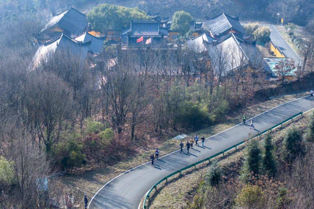 七彩曹山纵享蓝野2024第四届亚太地区商学院蓝鲸越野挑战赛激情开跑