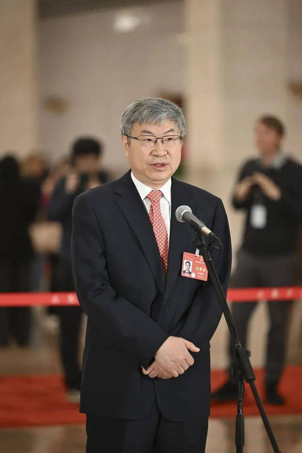 这是全国人大代表尹同跃接受媒体采访.