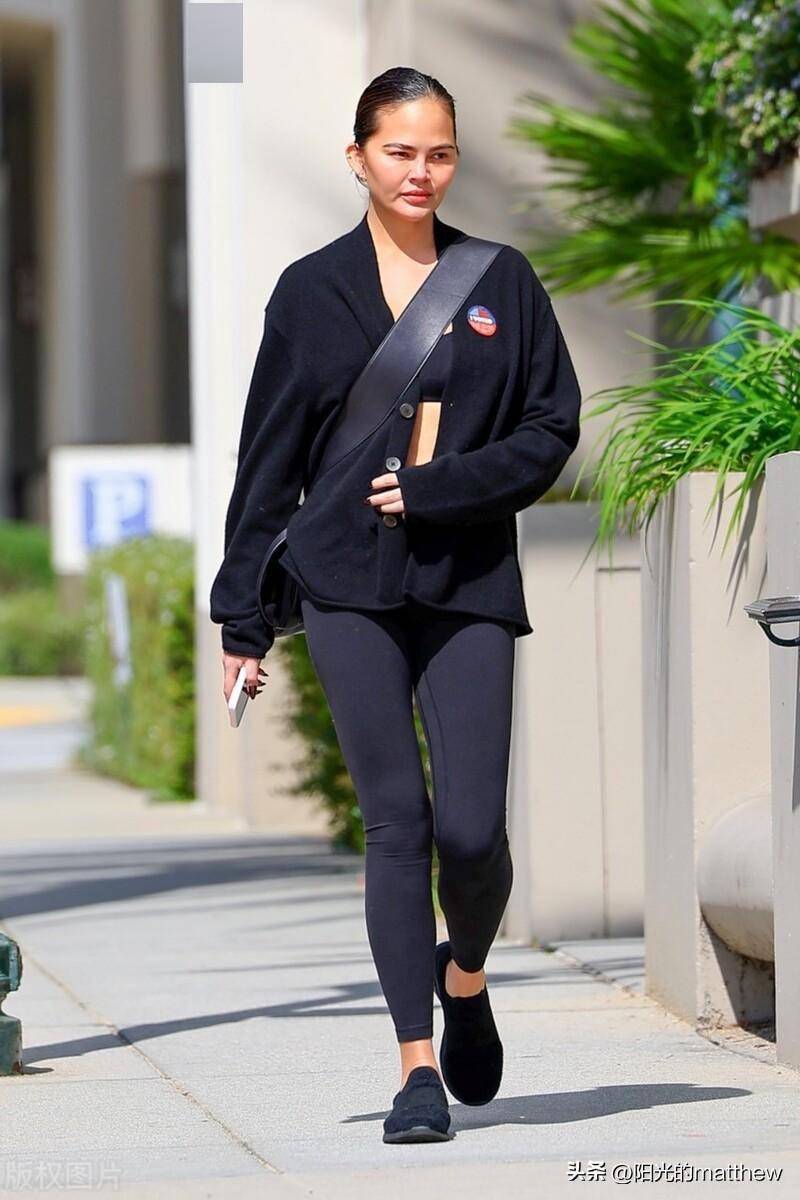 克莉茜泰根离开市政中心运动内衣搭配黑色开衫外套休闲随性