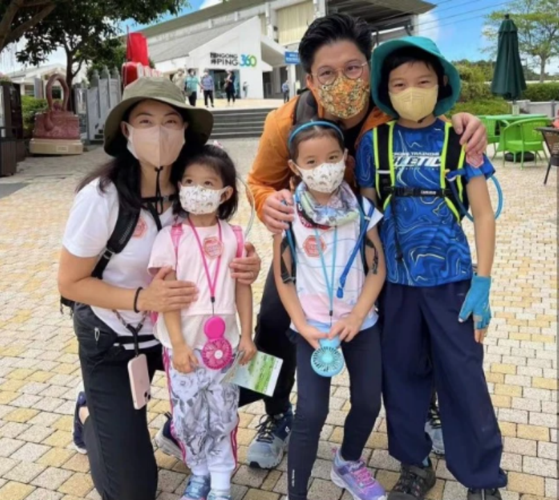 霍启刚郭晶晶晒家庭照16亿豪宅客厅曝光网友坐不住了