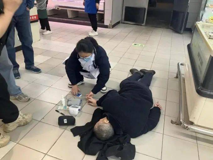 正在随访的医生杨智冰,护士兰燕立即征得了居民的理解,并在5分钟内