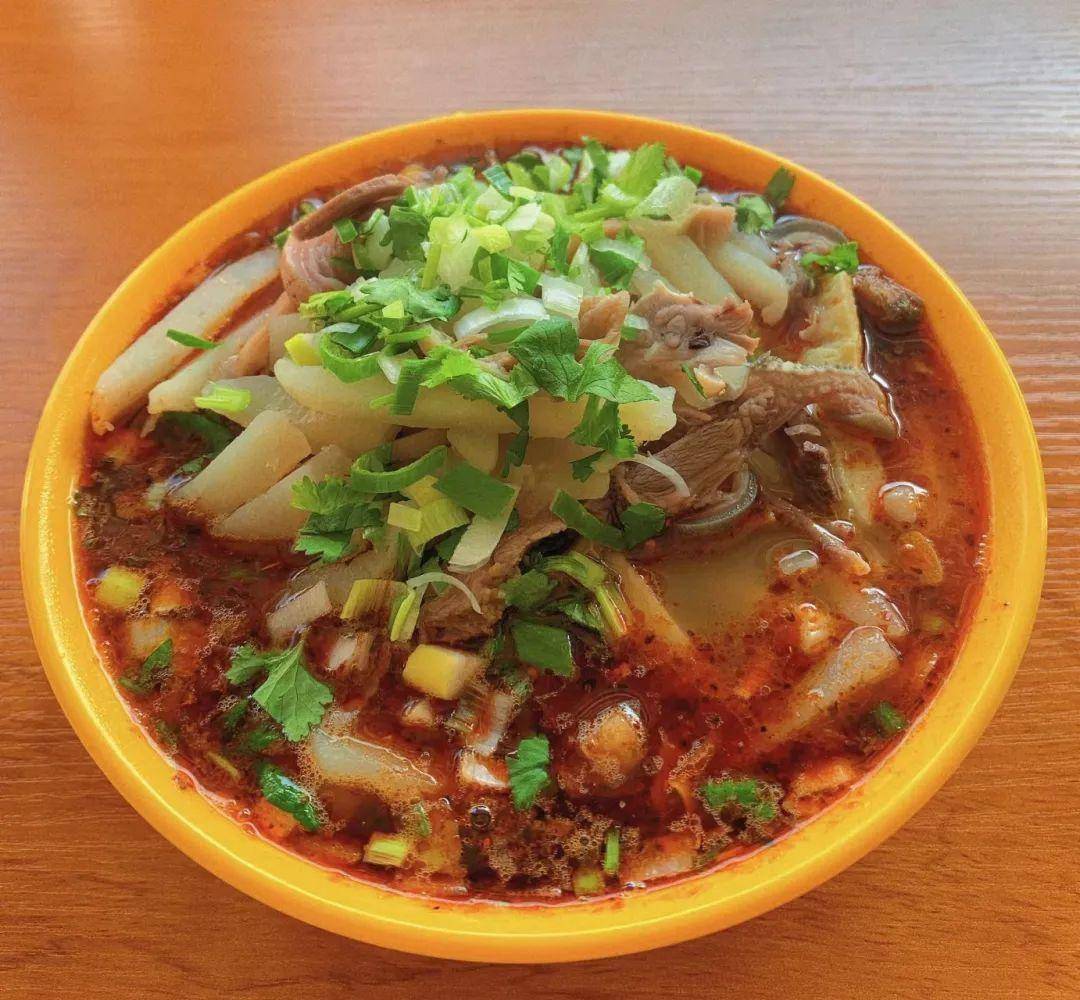 走进吴忠的羊杂碎店,一定会被询问,要纯羊杂还是面肺羊杂,本地人一定