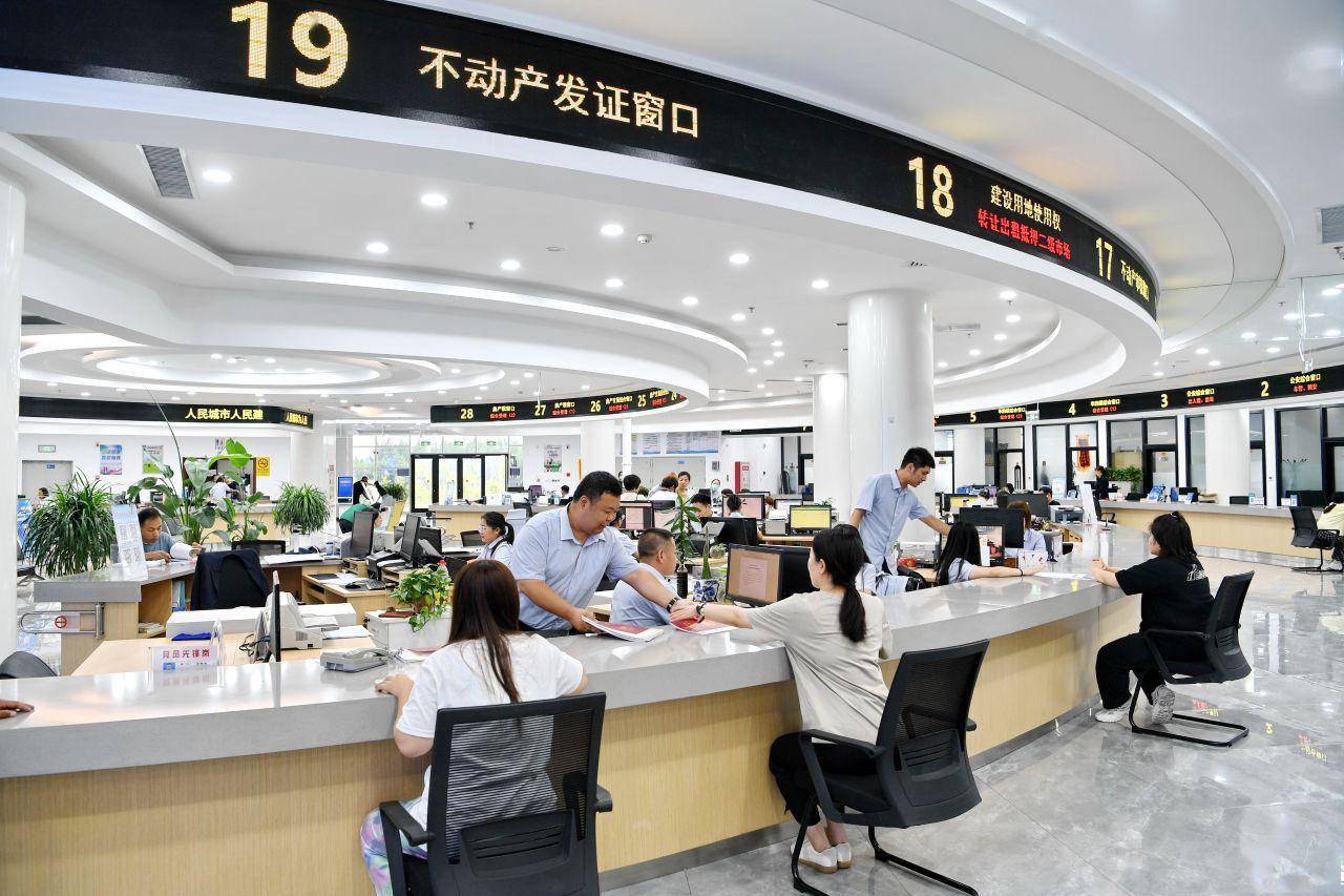 2023年7月22日,市民在滦州市政务服务中心内办理业务.