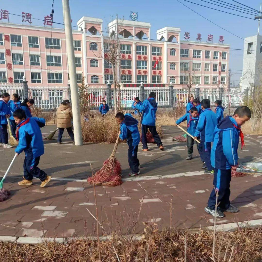 积石山县各级团组织少先队开展学雷锋志愿服务系列活动