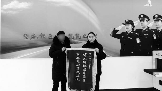 灼灼芳华耀警营巾帼花开半边天