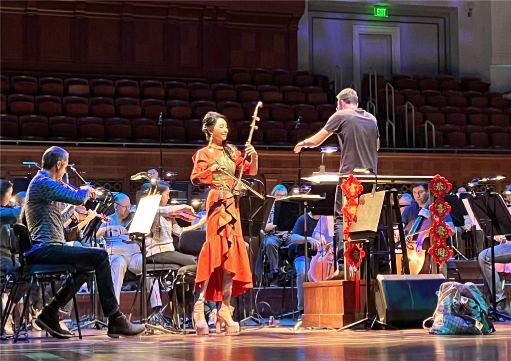 马晓辉一把二胡行天下教老外学二胡在舌尖与琴弦上感知中国文化