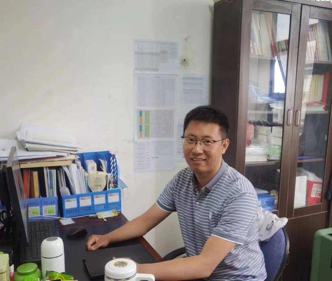 百花初卉高二学子趁春风