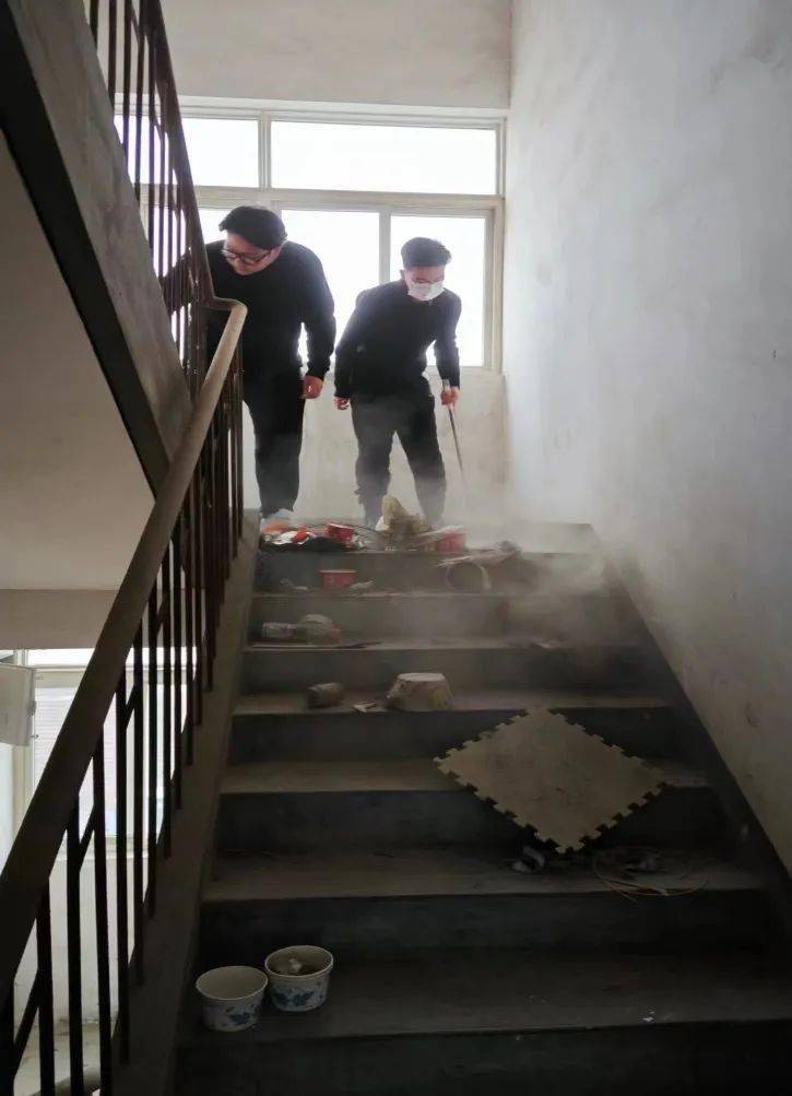 【院系动态】文法学院开展学雷锋清扫活动_教师公寓_楼道_曾贇