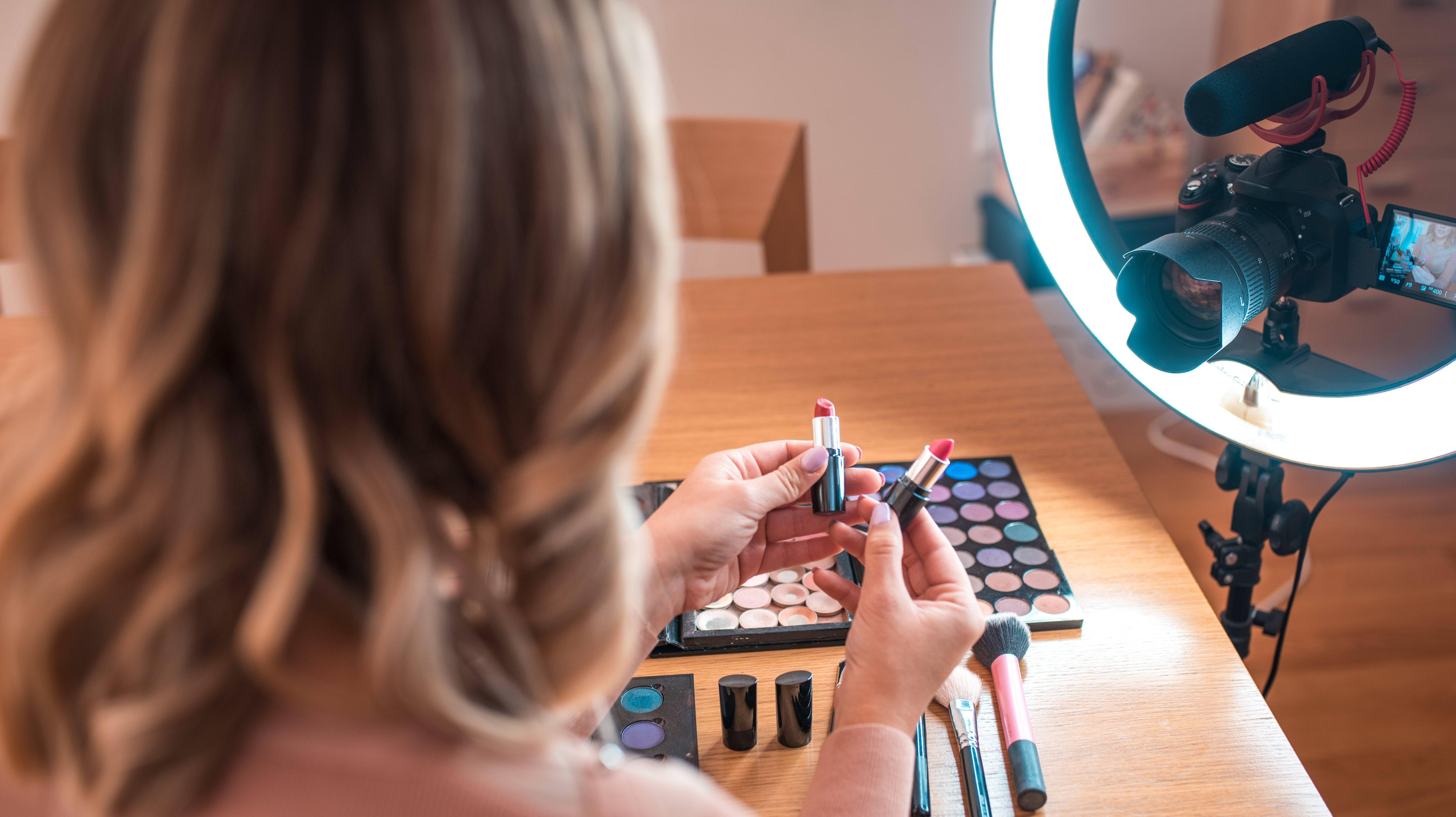 被裁的大厂人热衷当网红