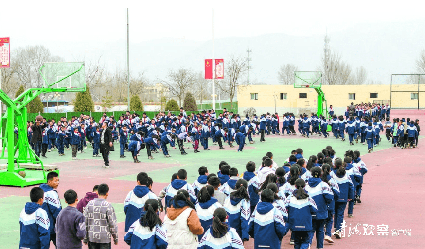 震后校园书声琅走进官亭镇中心学校,记者看到在地震中受损严重的教学