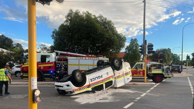 crazy珀斯警车翻车四脚朝天惹人注目