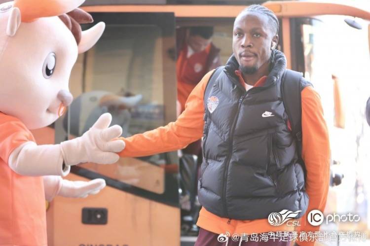 吉祥物犇犇亮相可爱的犇犇在第一个主场前和球迷们互动