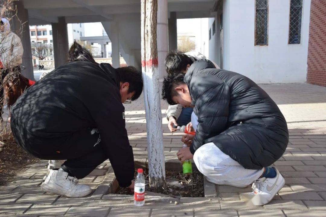 雷锋精神永传承 | 电子商务学院开展"学雷锋见行动,捡烟头建文明"志愿