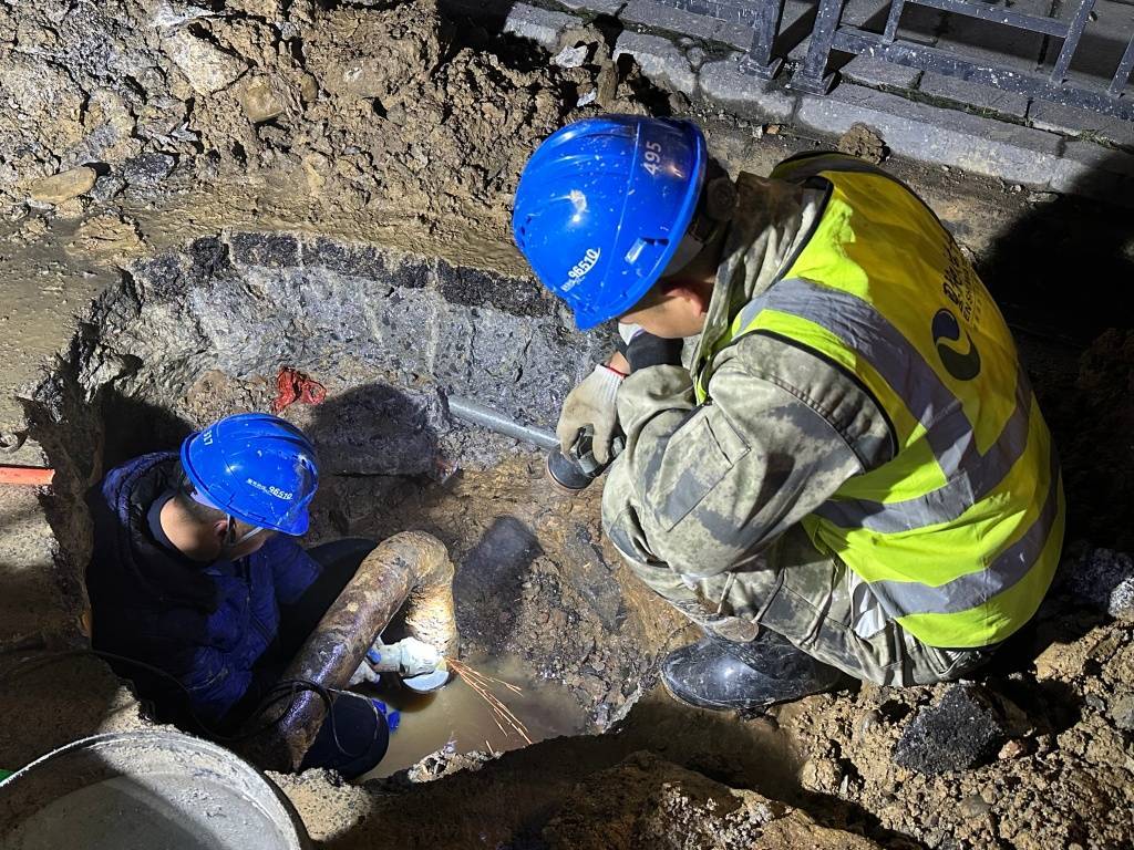 恩施市自来水公司紧急抢修供水管网_民族路_服务_管道