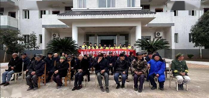 复兴中学学子走进敬老院开展志愿者服务活动