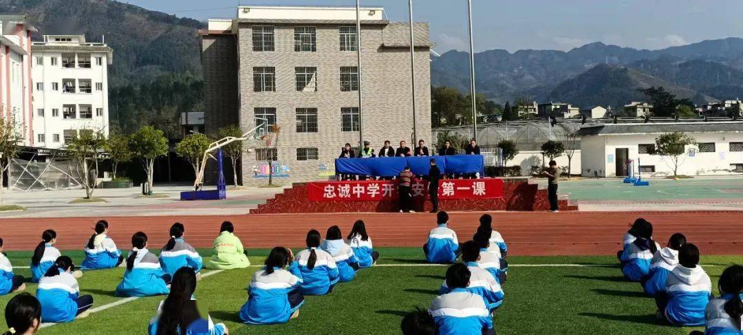 打击整治网络谣言丨榕江公安开展打击整治网络谣言进校园主题宣传活动