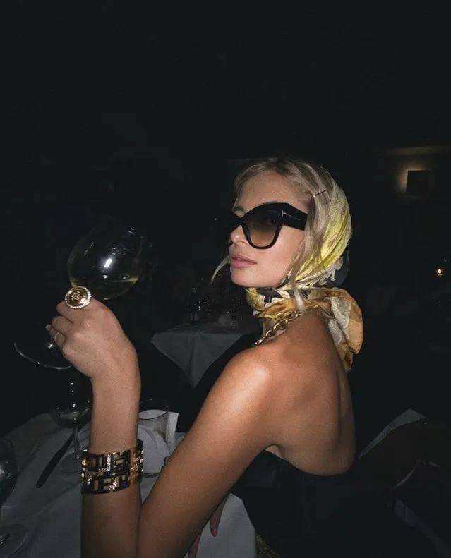 趋势2024海外爆火的女装大佬风mobwife白幼瘦过时了