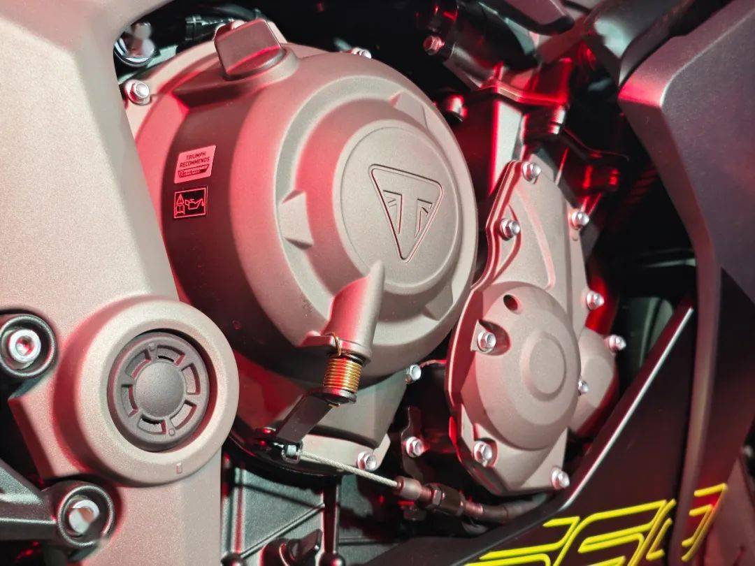 daytona 660搭载了660ml的并列三缸发动机,在节气门,汽缸盖,凸轮轴