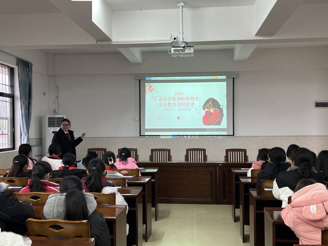 在连山永和中心小学授课连山法院法治副校长在连山民族中学授课课堂中