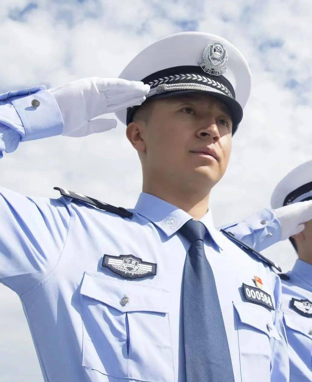 致敬了不起的她买玲儿子磨难只会让你一时跌倒但你要努力站起来