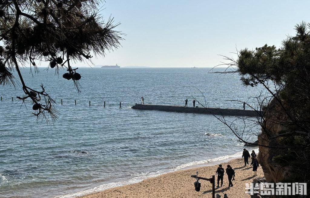 游客在三浴远眺浮山湾景色太平角一路,欣赏海景的游客三浴沙滩上,晒