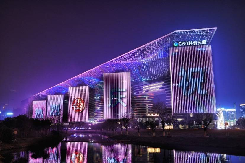 申城尽带温暖粉外滩等多地亮起景观灯你打卡了吗