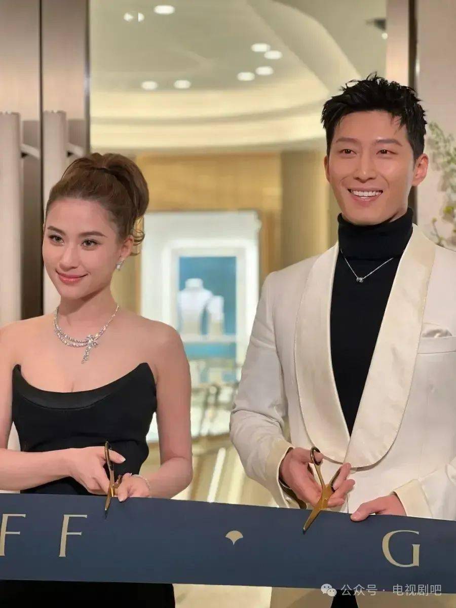 窦骁何超莲久违合体出席活动 穿黑白配礼服好养眼